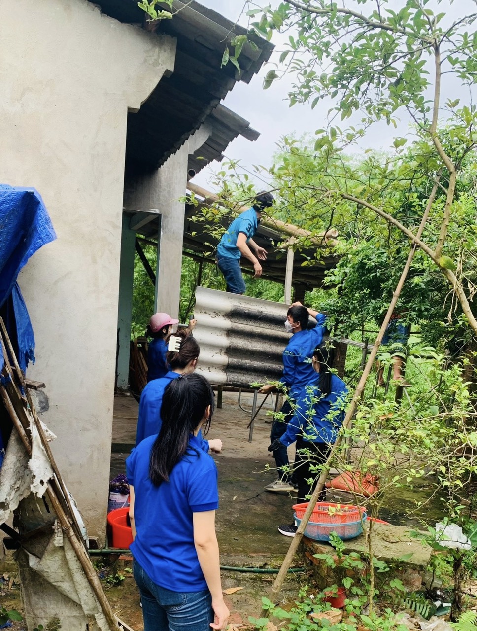 ĐVTN Thành phố ra quân giúp đỡ hộ gia đình bà Lý Thị Phình người già neo đơn tu sửa lại mái nhà trên địa bàn tổ 7, phường Hoà Chung
