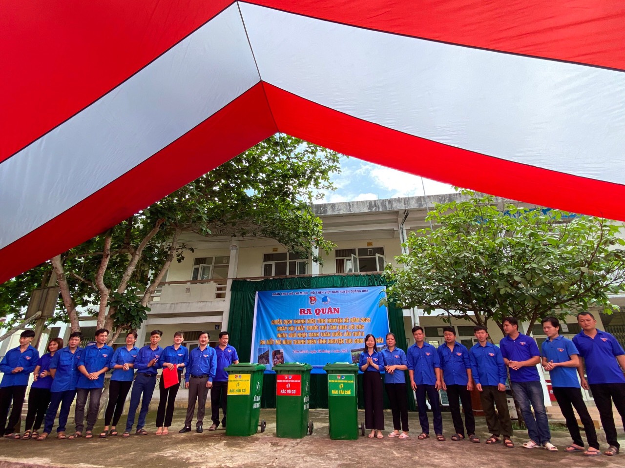Huyện Đoàn Quảng Hoà ra mắt đội thanh niên tình nguyện thu gom rác thải trên địa bàn nông thôn và triển khai mô hình khu dân cư phân loại rác hưởng ứng phong trào chống rác thải nhựa