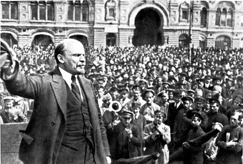 V.I. Lênin diễn thuyết trước các chiến sĩ cách mạng Hồng vệ binh tại Quảng trường Đỏ Mátxcơva trong Cách mạng tháng Mười Nga. (Ảnh tư liệu).