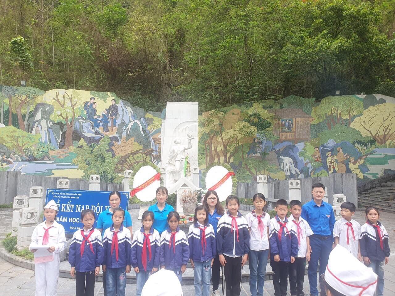 Liên đội trường TH Minh Tâm, huyện Nguyên Bình tổ chức Lễ kết nạp đội viên tại Khu di tích lịch sử Kim Đồng