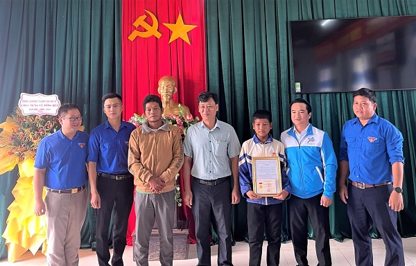 Anh Đỗ Duy Nam trao tặng huy hiệu Tuổi trẻ dũng cảm cho em Siu Sam Ban.
