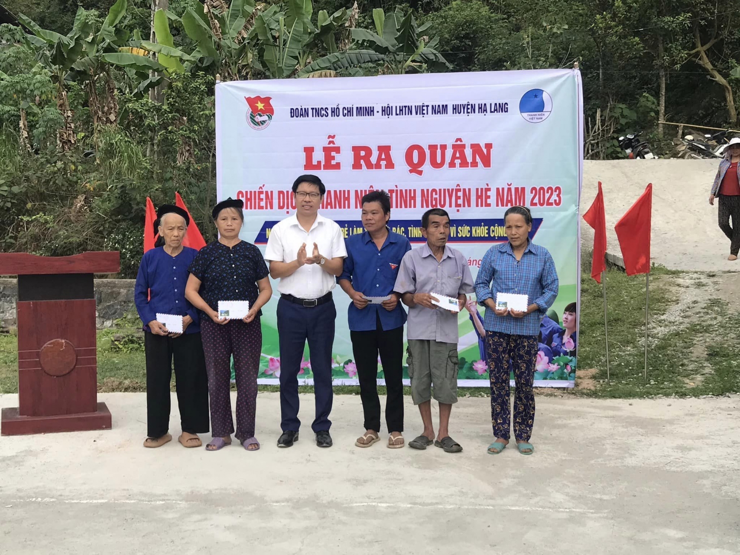 Đ c Vũ Khắc Quang, Tỉnh ủy viên, Bí thư Huyện ủy, Chủ tịch HDDND huyện tặng quà cho các hộ gia đình