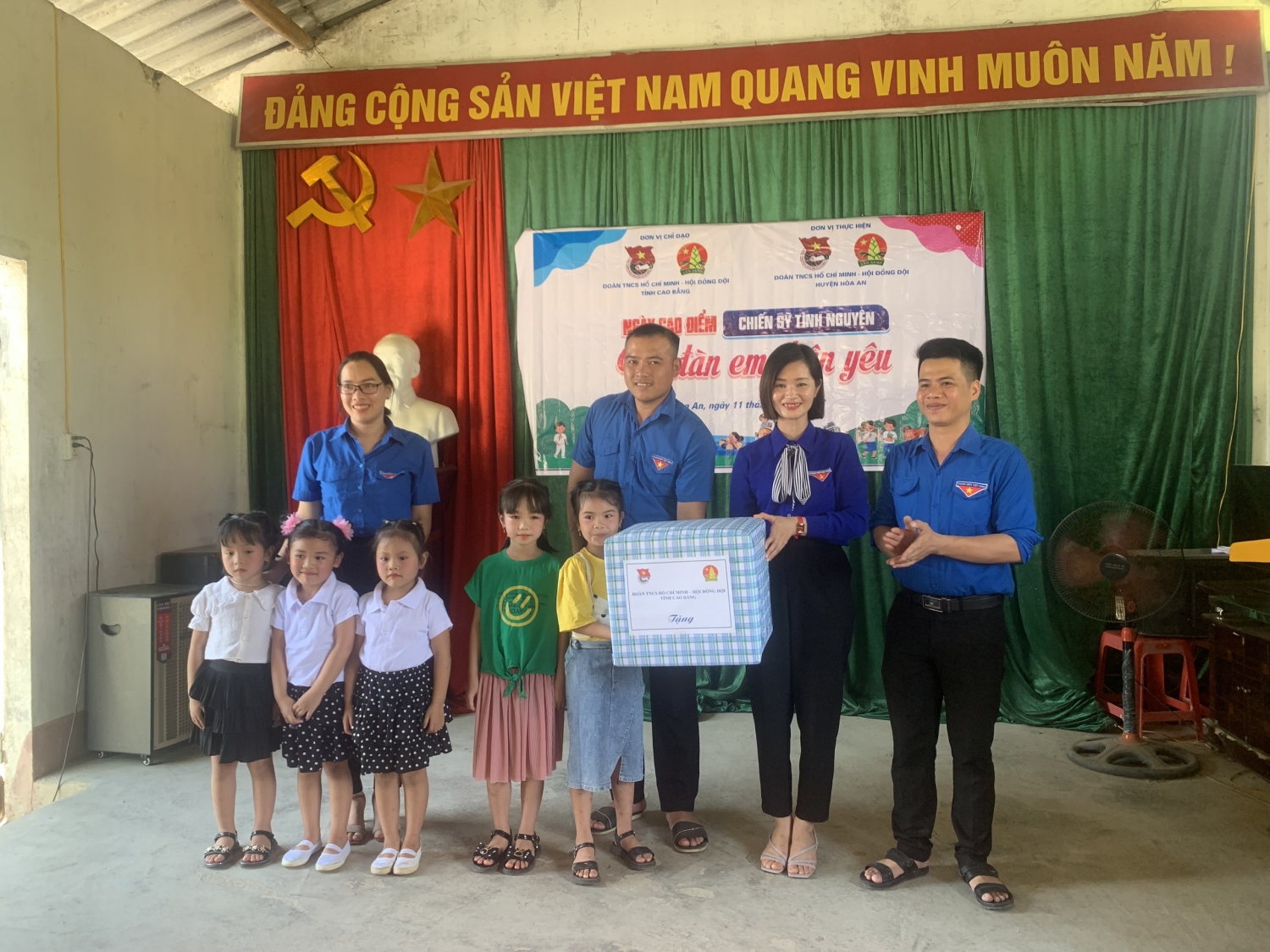Tỉnh Đoàn, Hội đồng Đội tỉnh tặng quà cho các em thiếu nhi tại xóm Nặm Thoong, xã Đức Long, huyện Hòa An.