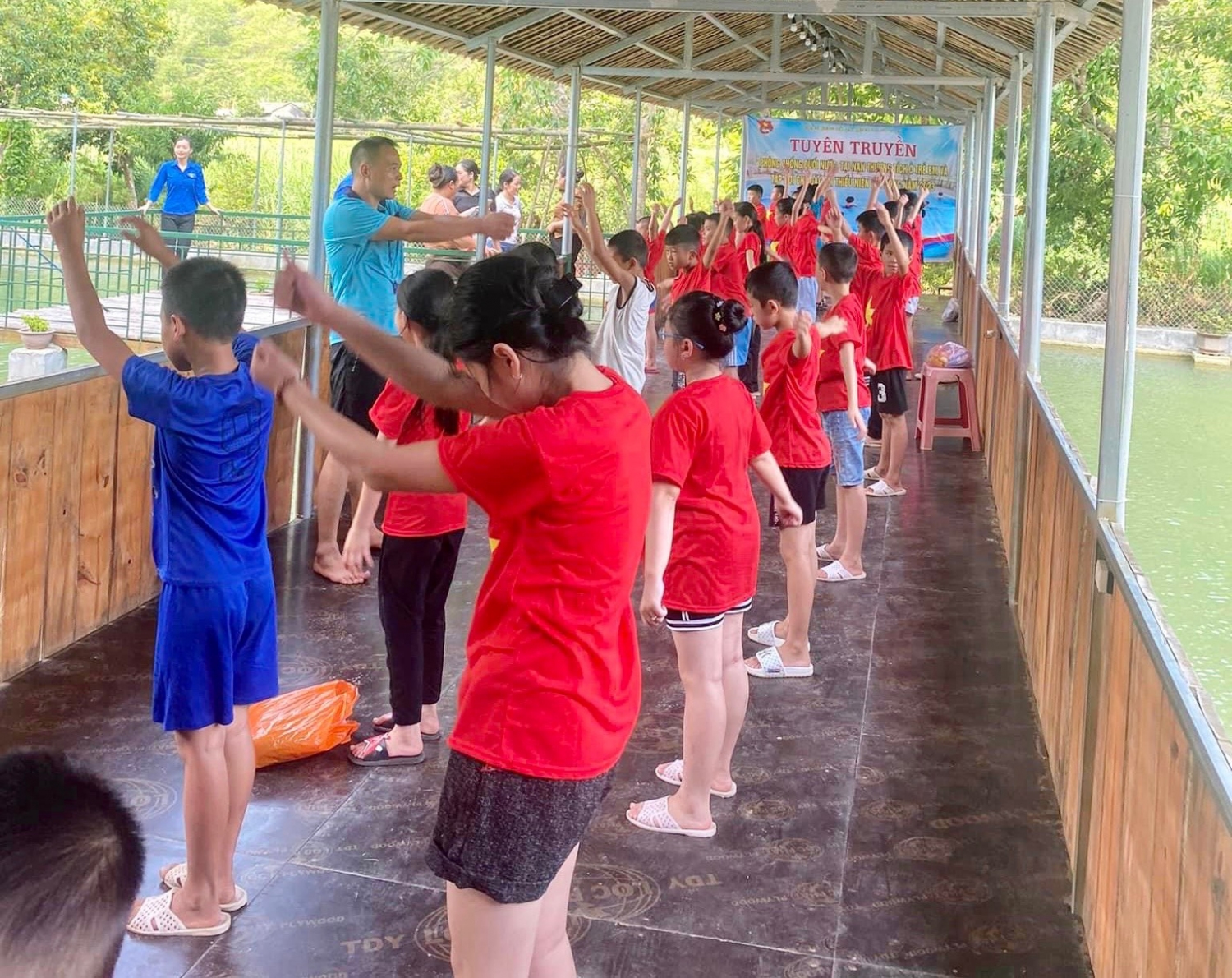 Đoàn xã Sóc Hà, huyện Hà Quảng phối hợp tổ chức tuyên truyền phòng, chống đuối nước, tai nạn thương tích và dạy bơi cho thiếu nhi