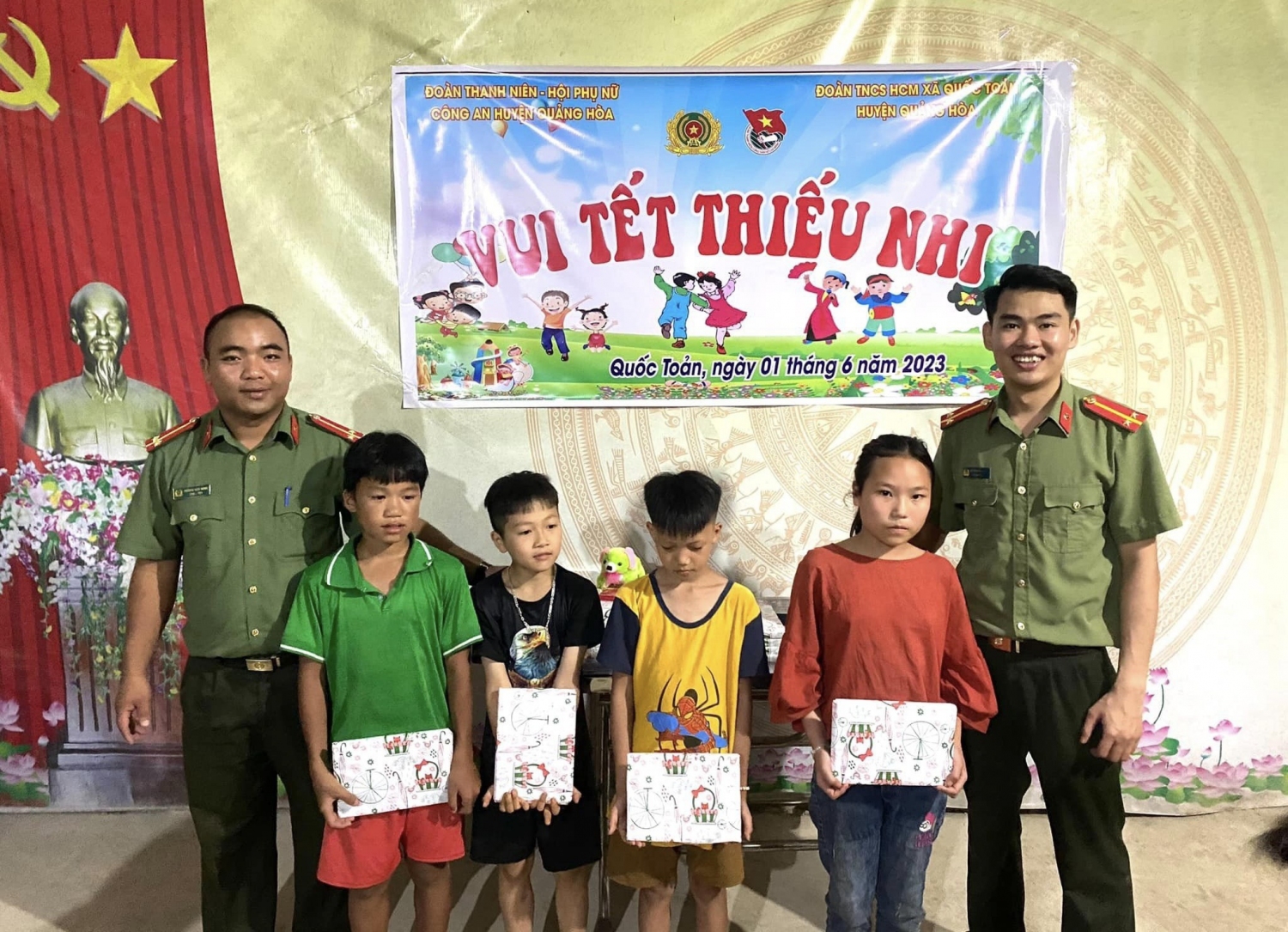 Hội phụ nữ - Đội An ninh, Công an huyện Quảng Hòa thăm tặng quà cho các em học sinh tại xã Quốc Toản