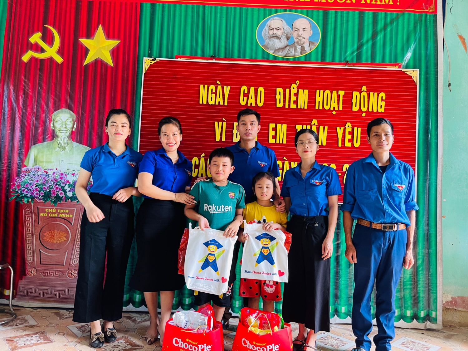 Huyện Đoàn, HĐĐ Huyện Quảng Hoà tặng quà cho 02 em thiếu nhi mồ côi cha, mẹ do Covid 19