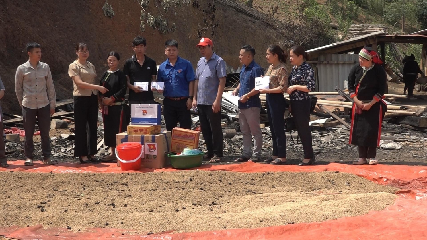 Thăm hỏi động viên, hỗ trợ hộ gia đình 2 em học sinh bị cháy nhà tại xóm Đoàn Kết, xã Nam Cao, huyện Bảo Lâm