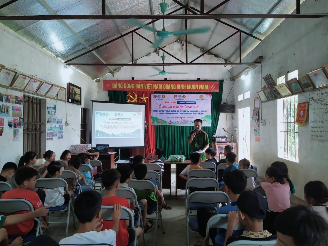 Tỉnh Đoàn, HĐĐ tỉnh tổ chức hoạt động điểm tại xóm Nặm Thoong, xã Đức Long, huyện Hòa An