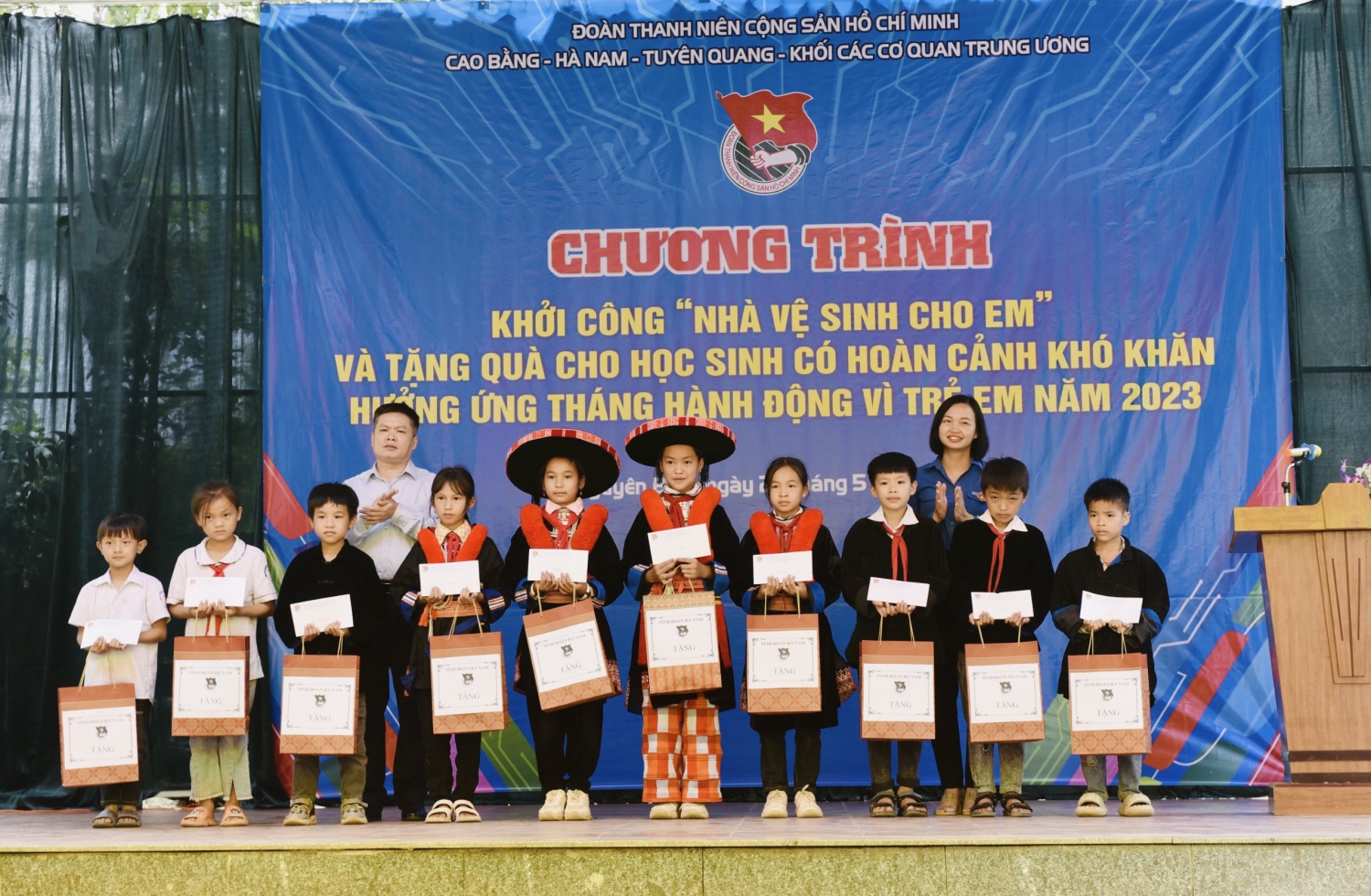 Trao tặng quà cho học sinh có hoàn cảnh khó khăn hướng ứng Tháng hành động vì trẻ em năm 2023 tại trường Tiểu học Thái Học, huyện Nguyên Bình