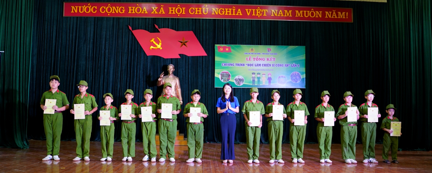 Đ/c Triệu Thanh Dung - Phó Bí thư Tỉnh Đoàn trao Giấy chứng nhận hoàn thành chương trình "Học làm chiến sĩ công an".