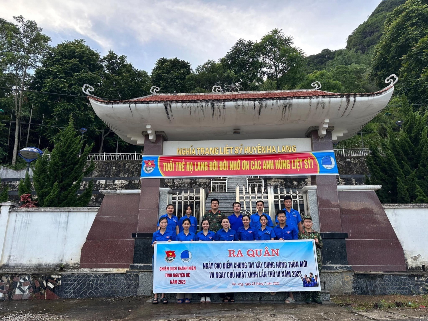 Huyện Đoàn Hạ Lang tổ chức ra quân Ngày cao điểm chung tay xây dựng nông thôn mới và Ngày Chủ nhật xanh tại nghĩa trang liệt sĩ huyện.
