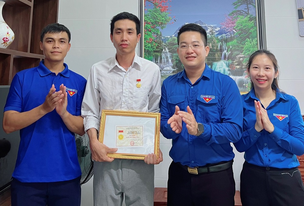 Đồng chí Nguyễn Tuấn Vũ được trao tặng Huy hiệu Tuổi trẻ dũng cảm của Trung ương Đoàn.
