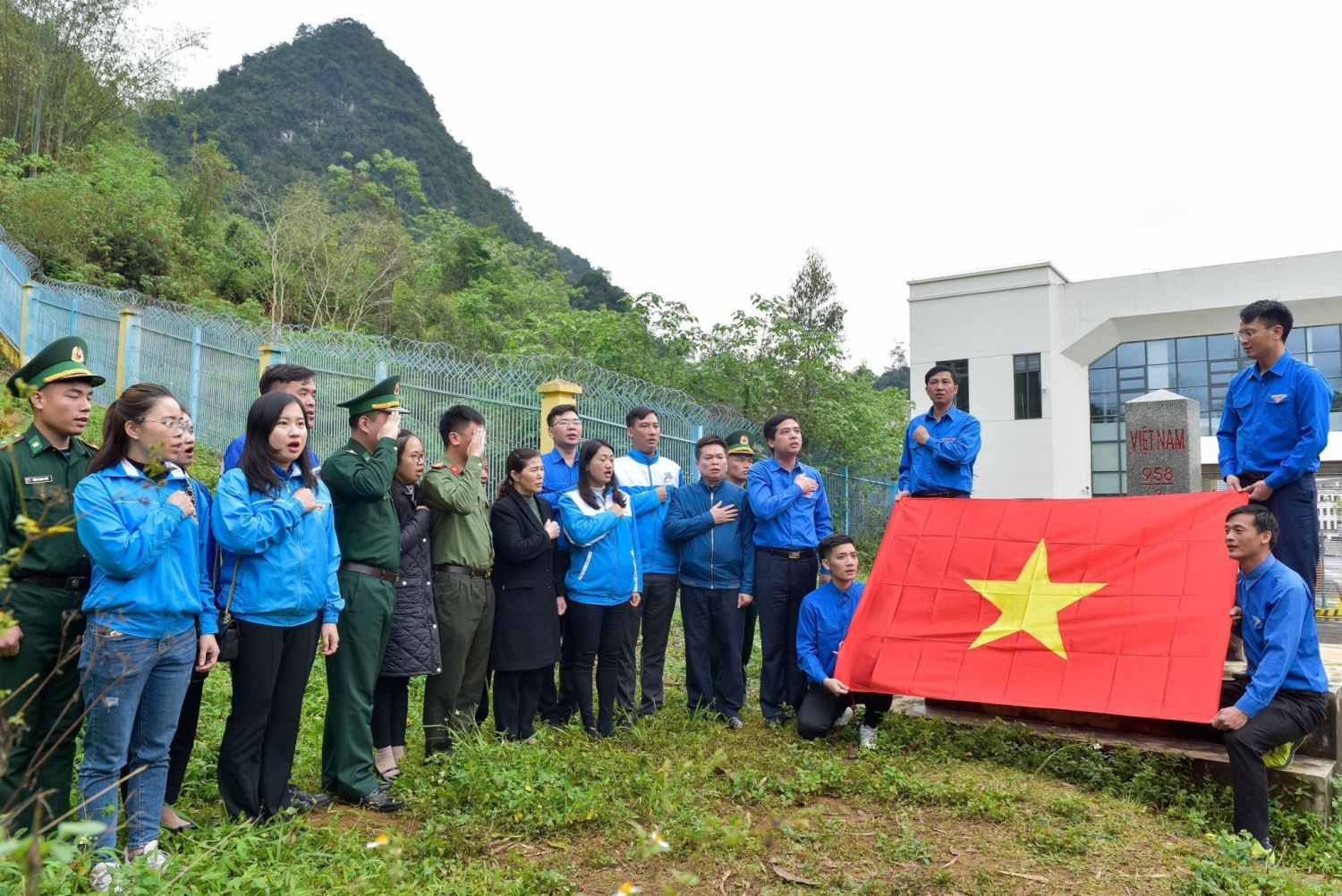 Hội LHTN Việt Nam tỉnh Cao Bằng, Bắc Ninh thực hiện lễ chào cờ tại cột mốc biên giới xã Đức Long, huyện Thạch An.