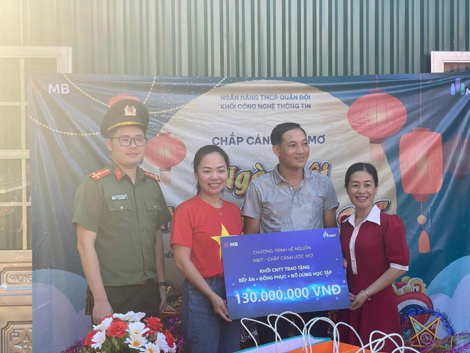 Các đơn vị  trao tặng kinh phí hôc trợ thầy và trò Trường tiểu học Kim Cúc, xã Kim Cúc, huyện Bảo Lạc.