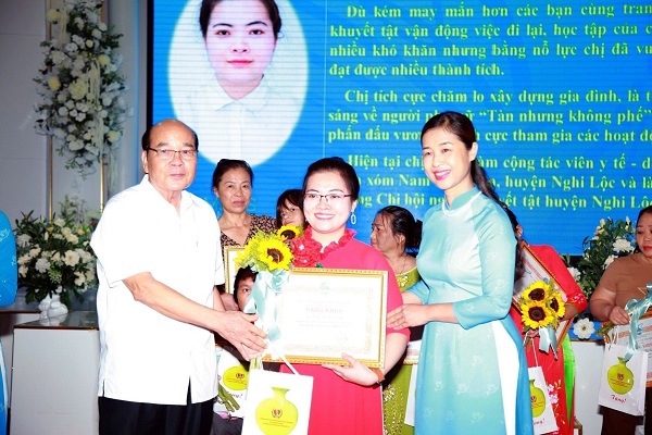 Chị vinh dự được nhận Bằng khen của Hội LHPN tỉnh Nghệ An về Tôn vinh điển hình phụ nữ khuyết tật vượt khó vươn lên năm 2023