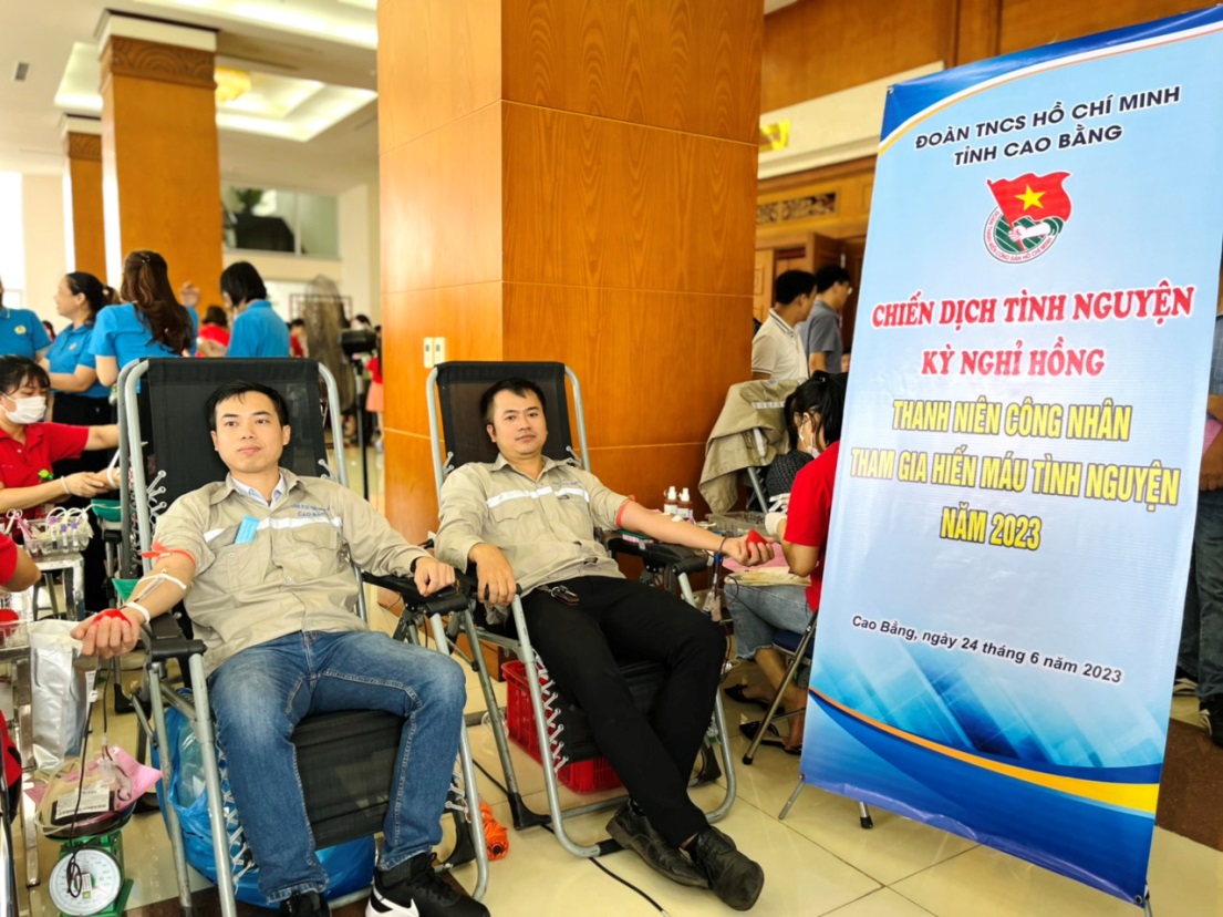 Đoàn viên thanh niên Công ty Cổ phần Gang thép Cao Bằng tham gia hiến máu tình nguyện.