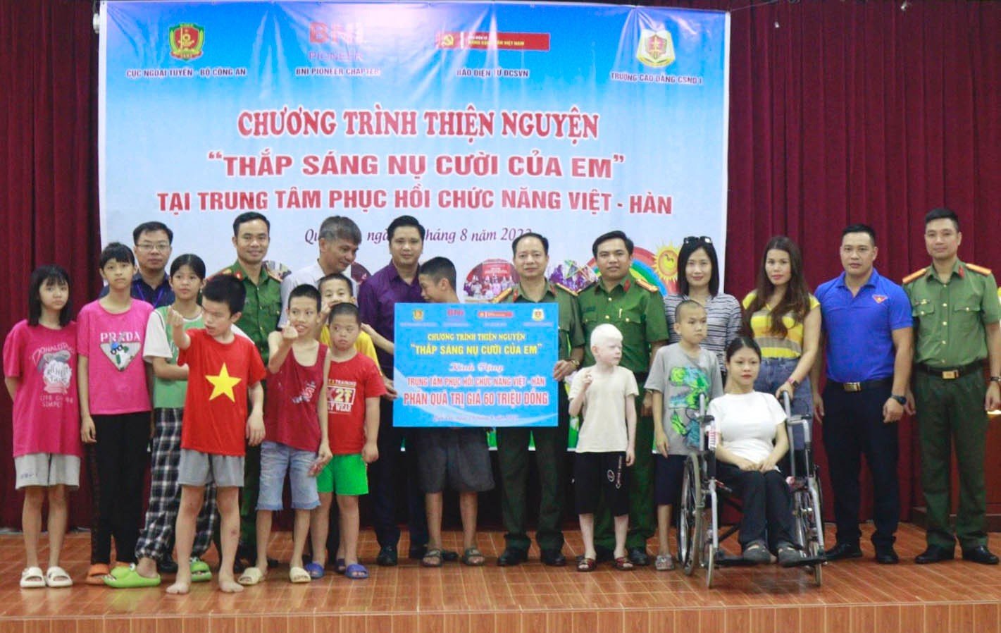 Đoàn Thanh niên các đơn vị cùng với BNI Chapter Pioneer gửi tặng cho Trung tâm Phục hồi chức năng Việt – Hàn nhiều phần quà với tổng trị giá là 60 triệu đồng