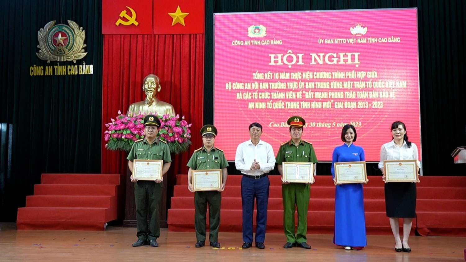 Đoàn TNCS Hồ Chí Minh tỉnh Cao Bằng vinh dự được Chủ tịch UBND tỉnh tặng Bằng khen có thành tích xuất sắc trong 10 năm thực hiện Chương trình phối hợp số 09/CTr-BCA-MTTW ngày 01/8/2013.