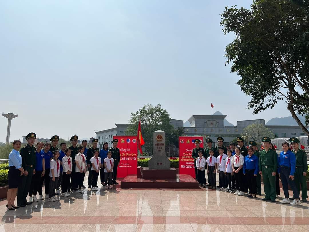 Đoàn Thanh niên Thị trấn Tà Lùng phối hợp Đồn Biên phòng Cửa khẩu Quốc tế Tà Lùng tổ chức tuyên truyền.