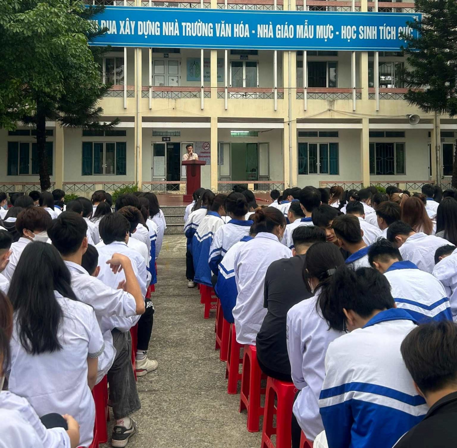 Tuyên truyền về 03 văn kiện pháp lý về biên giới đất liền Việt Nam – Trung quốc cho các em học sinh trong lễ chào cờ đầu tuần tại Đoàn trường THPT Bế Văn Đàn.