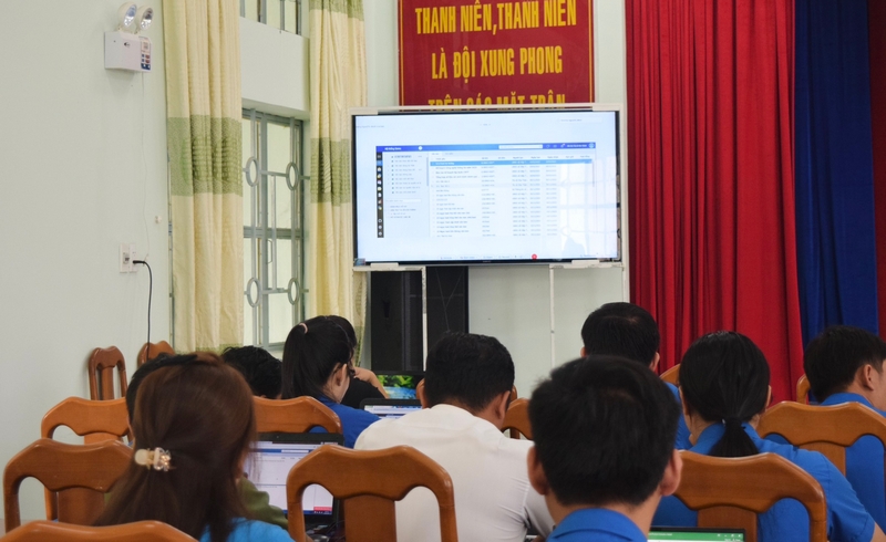Cán bộ BKAV-Bộ phận hỗ trợ kỹ thuật phần mềm eGov tại Hà Nội đang hỗ trợ, hướng dẫn thông qua hình thức trực tuyến.
