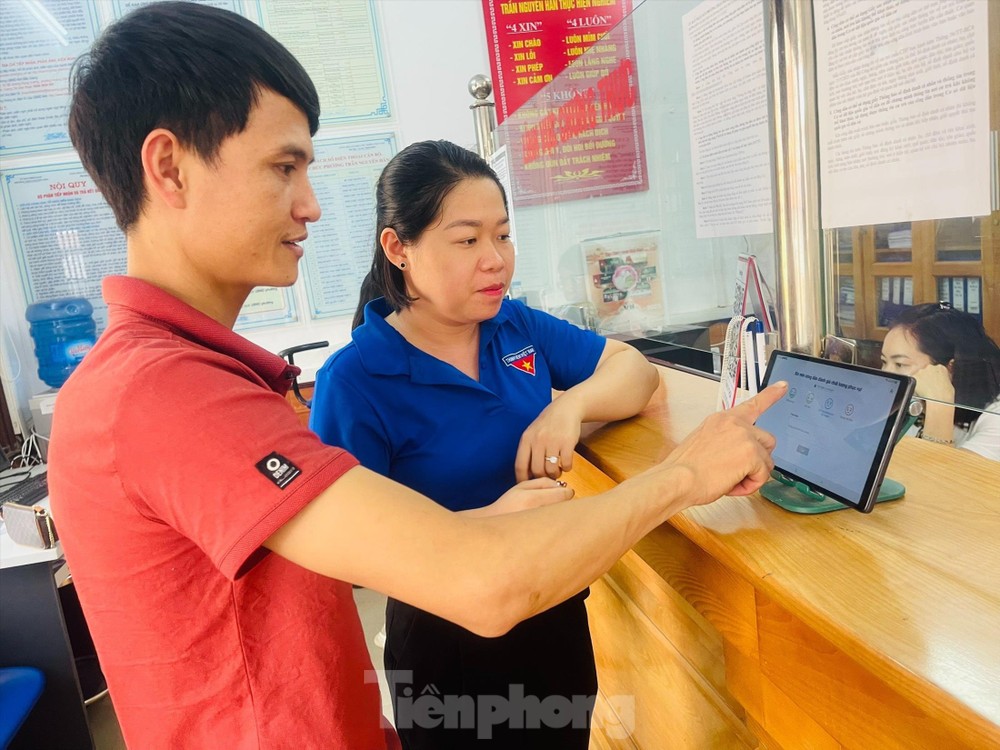 Người dân đánh giá cán bộ trên ứng dụng phần mềm của Thành Đoàn Bắc Giang.