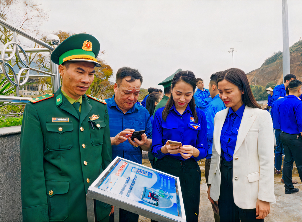 Phó Bí thư Tỉnh đoàn Nguyễn Phương Thảo tham quan công trình ứng dụng mã QR-Code tuyên truyền giới thiệu về Cửa khẩu Bắc Phong Sinh – cột mốc quốc gia 1344 do Huyện đoàn Hải Hà thực hiện.
