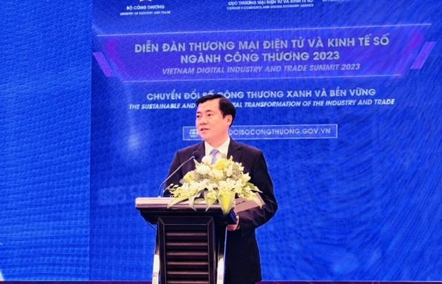 Thứ trưởng Bộ Công Thương Nguyễn Sinh Nhật Tân phát biểu tại Diễn đàn.