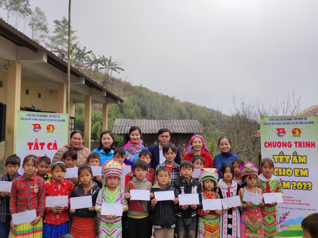 Chương trình Tết ấm cho em tại điểm trường Khau Noong xã Thạch Lâm, huyên Bảo Lâm.
