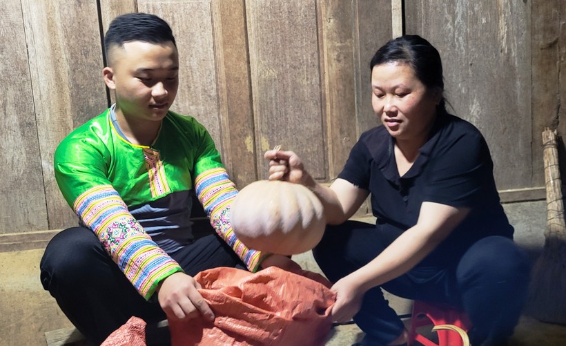 Bà Thao Thị Xia chuẩn bị rau quả cho con trai đem xuống trường