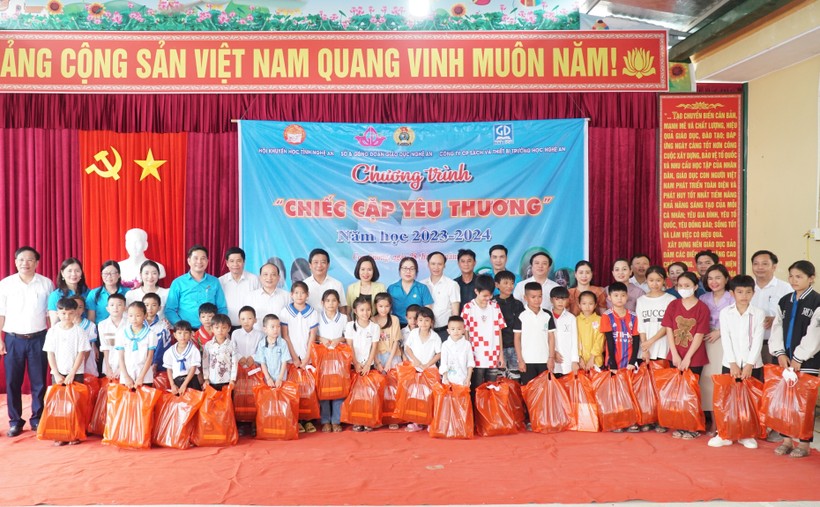 Chương trình “Chiếc cặp yêu thương” tặng quà cho học sinh xã Thạch Ngàn, huyện Con Cuông, Nghệ An.