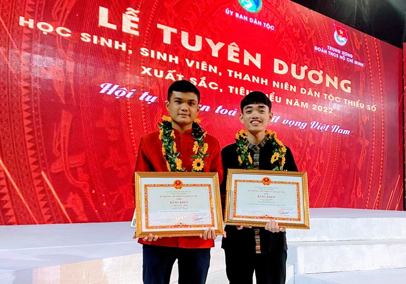 Đinh Lâm Hùng (phải) chụp ảnh kỷ niệm trong Lễ tuyên dương học sinh, sinh viên, thanh niên DTTS xuất sắc, tiêu biểu năm 2022