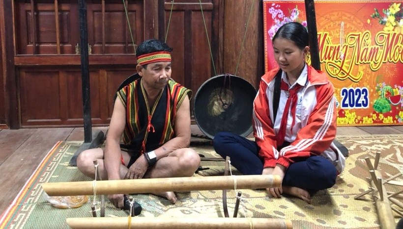 Em Phạm Thị Thùy Trang vượt hơn 80km đến làng Đắk Mế để tìm hiểu về văn hóa, ẩm thực của người Brâu
