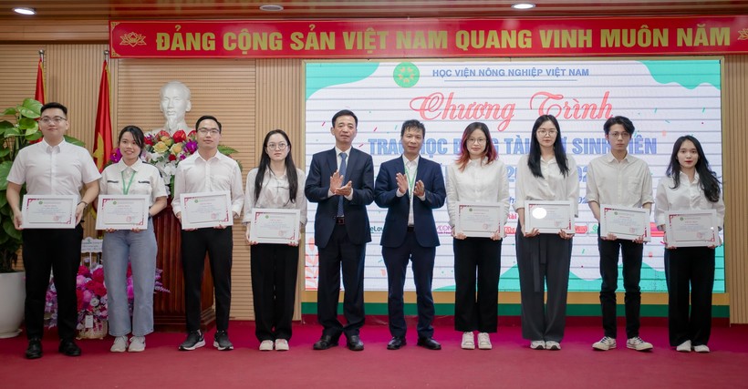 Nhiều sinh viên của Học viện Nông nghiệp Việt Nam được nhận học bổng khuyến khích học tập