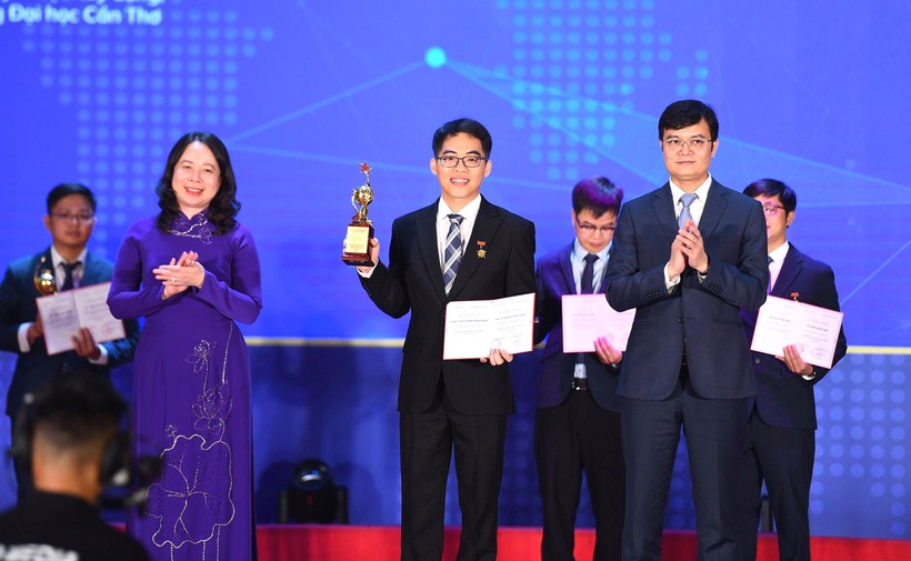 PGS. TS Huỳnh Trọng Phước nhận Giải thưởng Khoa học công nghệ Quả cầu vàng 2023.