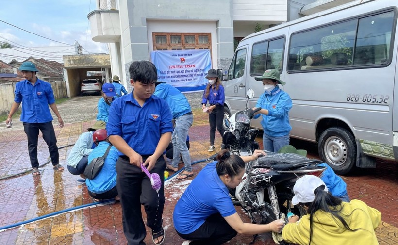 Tình nguyện viên tại Kon Tum rửa xe gây quỹ, hỗ trợ cho thí sinh khó khăn thi tốt nghiệp