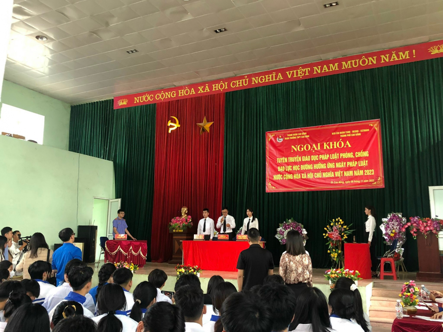 Ngoại khóa tuyên truyền giáo dục pháp luật phòng, chống bạo lực học đường hưởng ứng Ngày Pháp luật nước Cộng hòa xã hội chủ nghĩa Việt Nam.