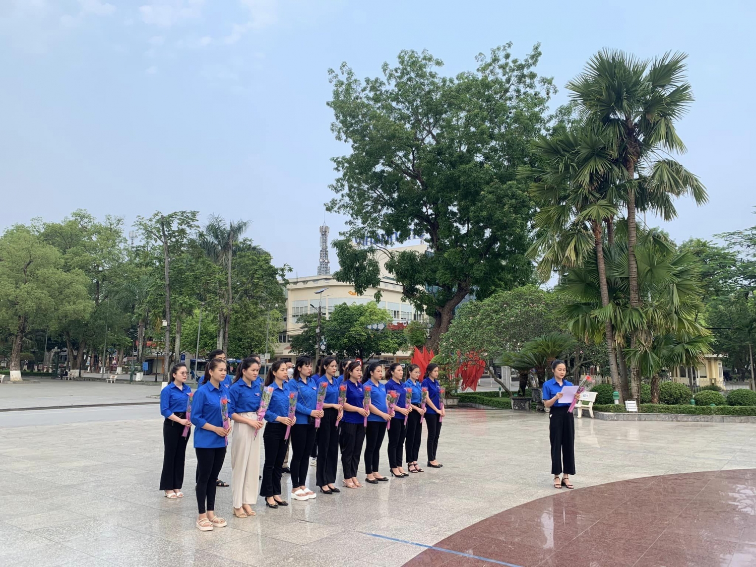 Đoàn bày tỏ lòng thành kính, biết ơn vô hạn về những công lao to lớn của Chủ tịch Hồ Chí Minh.