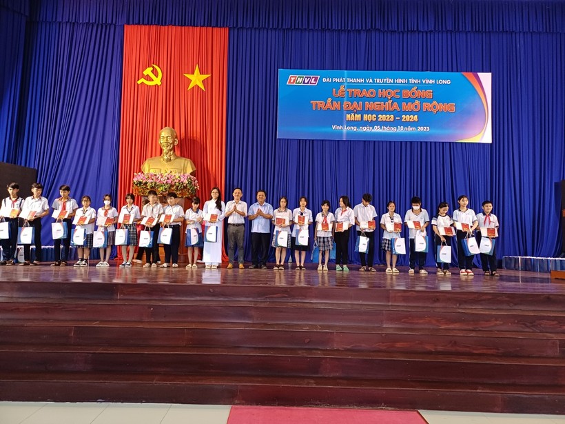 Trao học bổng Trần Đại Nghĩa cho các em học sinh bậc THCS, THPT năm học 2023 2024