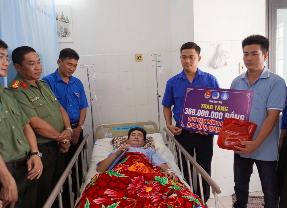 Trao tặng Huy hiệu “Tuổi trẻ dũng cảm” của Trung ương Đoàn TNCS Hồ Chí Minh đến Đại úy Trần Hoàng Ngôi.