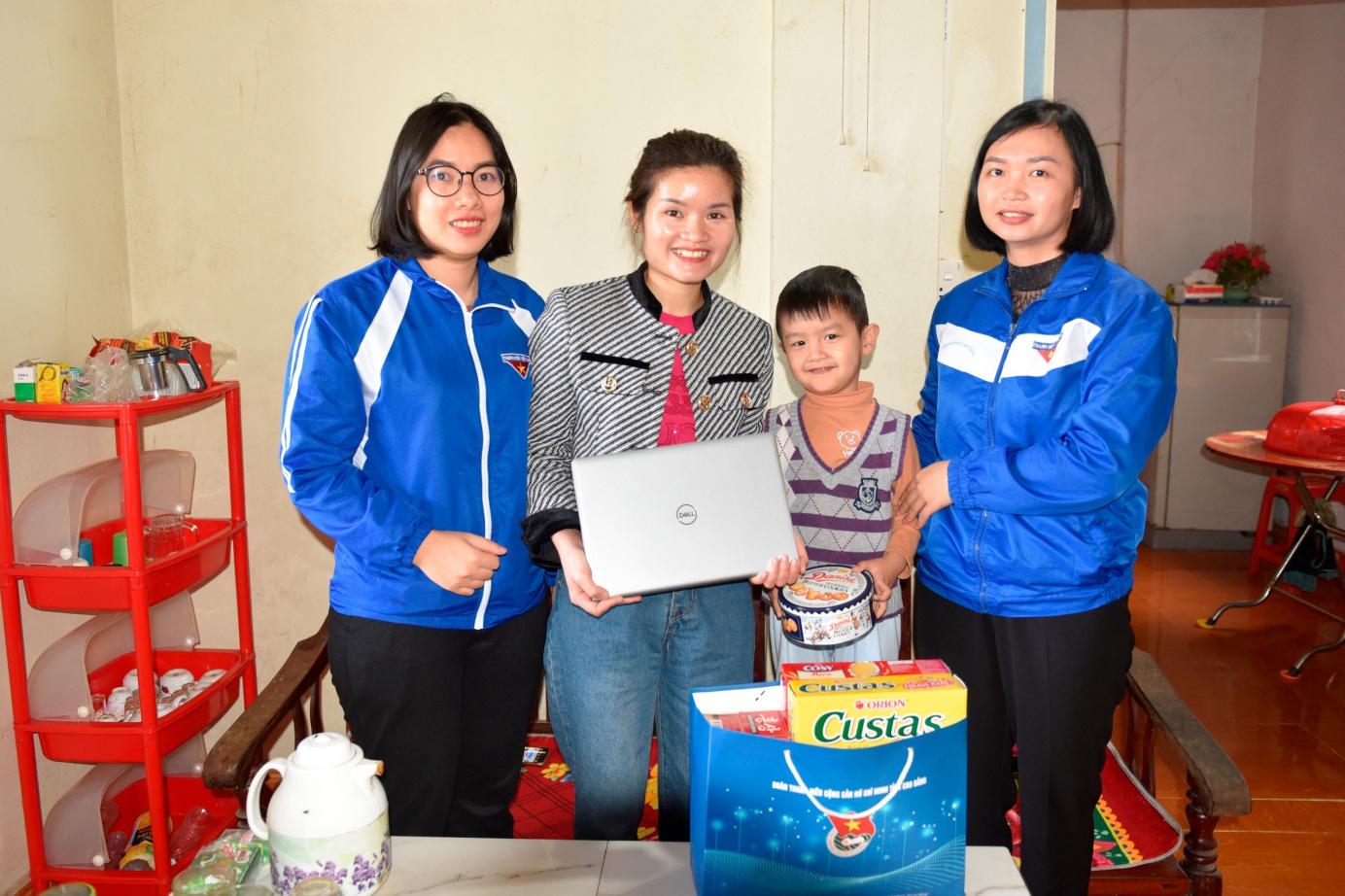 Cô giáo Nguyễn Thị Ngọc Ánh (đứng thứ hai từ trái sang” nhận laptop của Chương trình