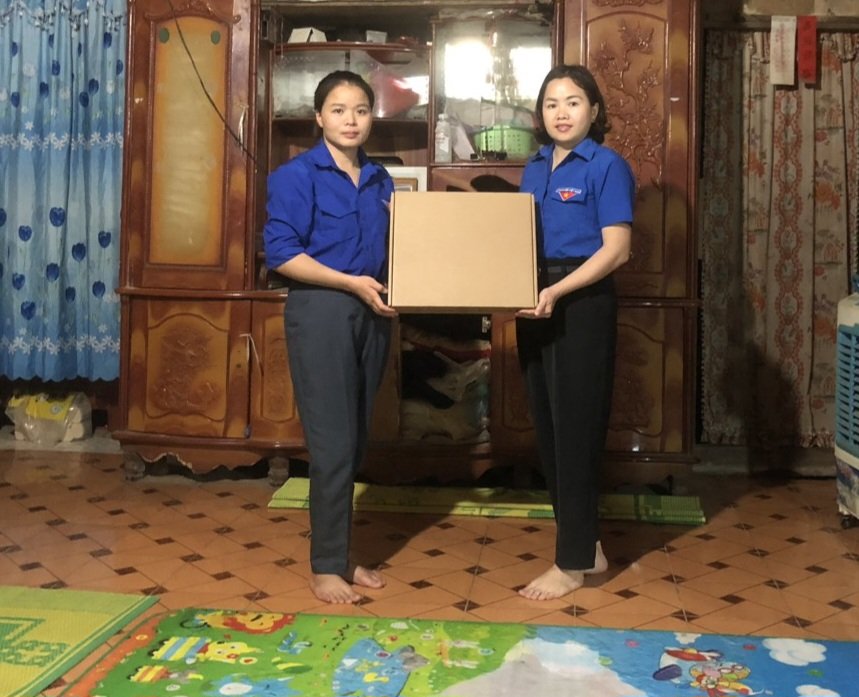 Cô Hoàng Thị Len (đứng bên trái) nhận laptop của Chương trình