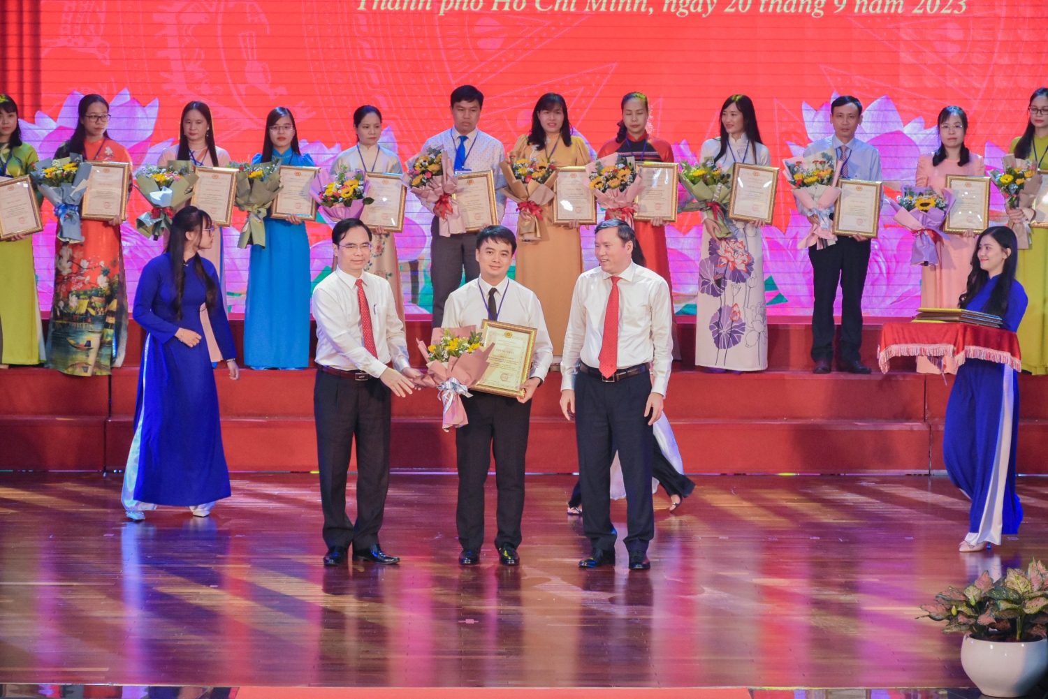 Đồng chí Nông Văn Dũng nhận danh hiệu "Giảng viên dạy giỏi" tại Hội thi giảng viên dạy giỏi toàn quốc các trường chính trị tỉnh, thành phố trực thuộc Trung ương lần thứ VIII - Năm 2023.