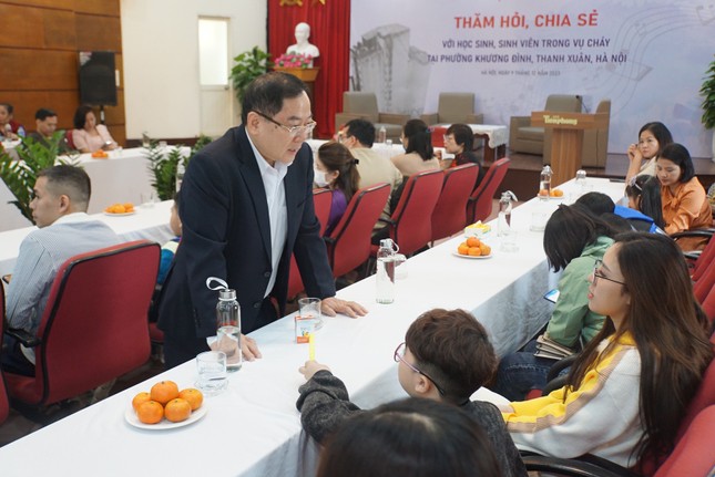 Nhà báo Lê Xuân Sơn, Tổng Biên tập Báo Tiền Phong thăm hỏi, trò chuyện với các gia đình nạn nhân vụ cháy.