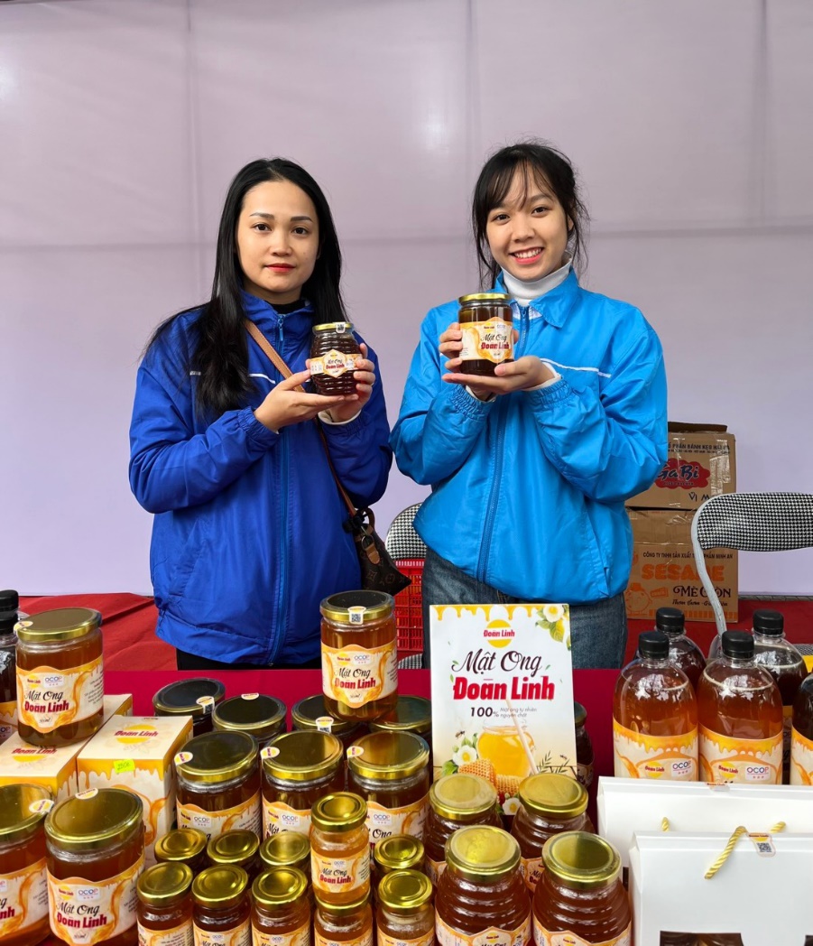 Sản phẩm Mật ong Đoàn Linh đạt chứng nhận OCOP 3 sao của đoàn viên Ma Thị Kim Oanh tại xã Minh Tâm, huyện Nguyên Bình, tỉnh Cao Bằng