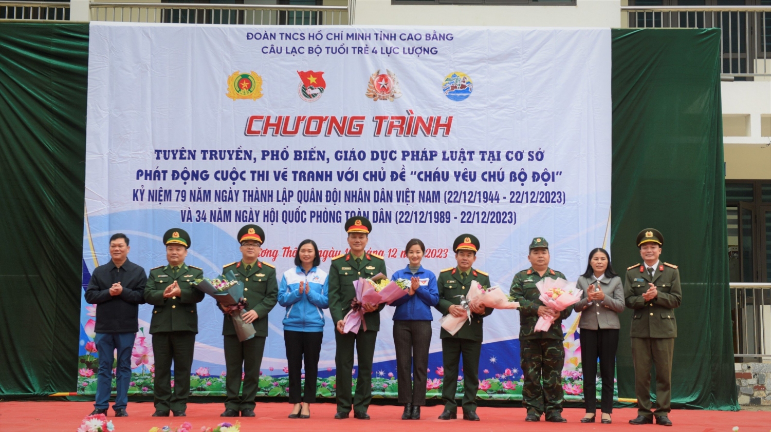 Ban chủ nhiệm CLB tặng hoa chúc mừng Ngày thành lập QĐND Việt Nam.