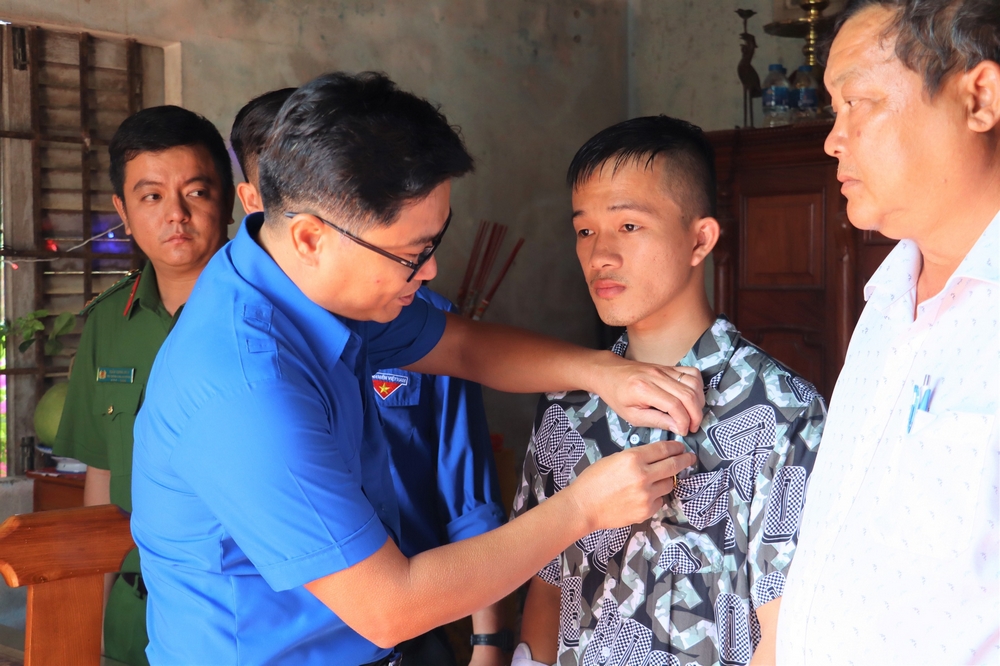 Bí thư Tỉnh Đoàn Nguyễn Thanh Tùng trao tặng huy hiệu "Tuổi trẻ dũng cảm" cho anh Nguyễn Thành Lâm.