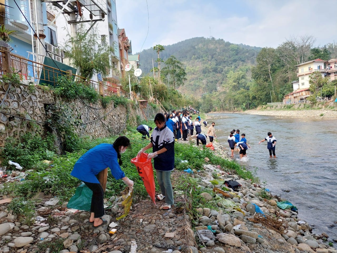 600 ĐVTN ra quân tổng vệ sinh, xử lý rác, làm sạch dòng sông quê hương sau chương trình phát động