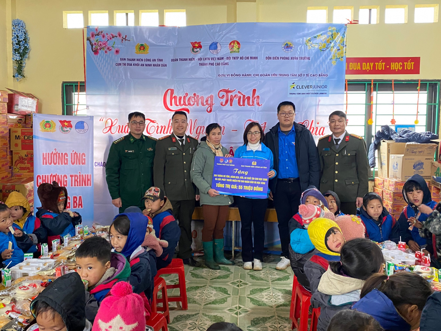 Đoàn công tác tặng các phần quà cho các em tại điểm trường và các hộ dân tại xóm Phìn Sảng và Lũng Pèo, xã Xuân Trường, huyện Bảo Lạc, tỉnh Cao Bằng