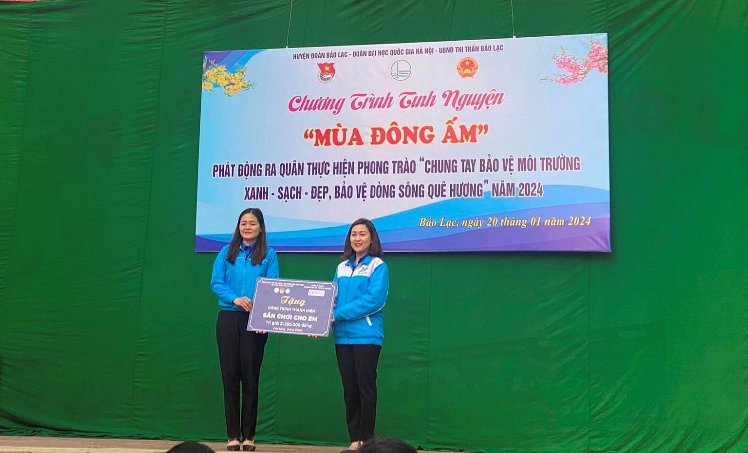 Đoàn ĐHQGHN trao tặng công trình thanh niên Thắp sáng đường quê" và "Sân chơi cho em" cho Huyện Đoàn Bảo Lạc.